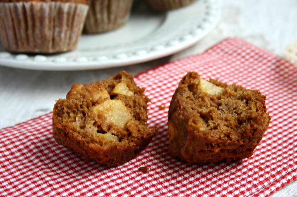 Muffins pomme-cannelle à la mélasse coupé en deux