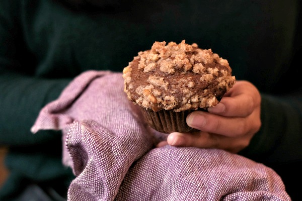 mains qui tiennent un muffin