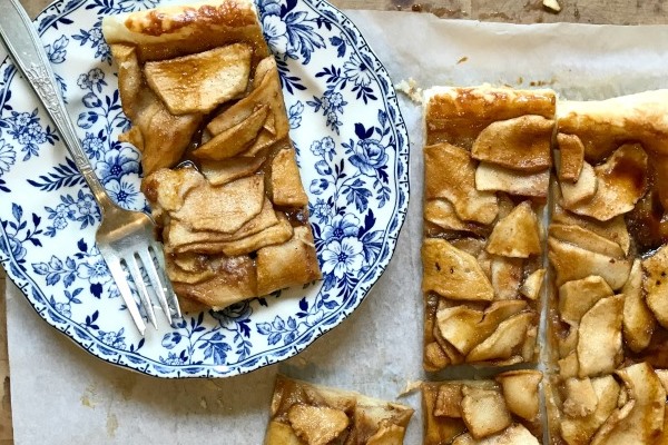 tarte aux pommes facile avec assiette