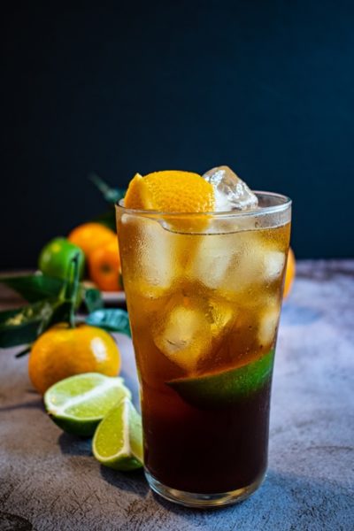 cocktail avec oranges et lime