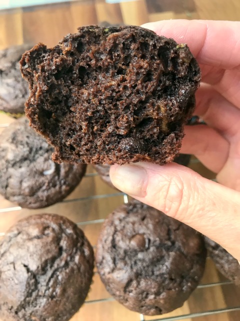 intérieur d'un muffin chocolat et courgette