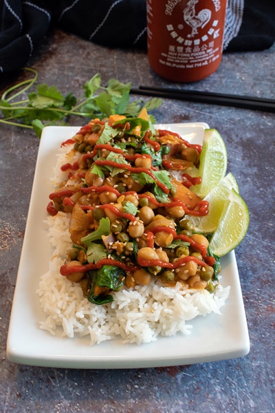 Curry végétarien de patates douces et pois chiches d’inspiration thaïlandaise avec sauce sriracha 