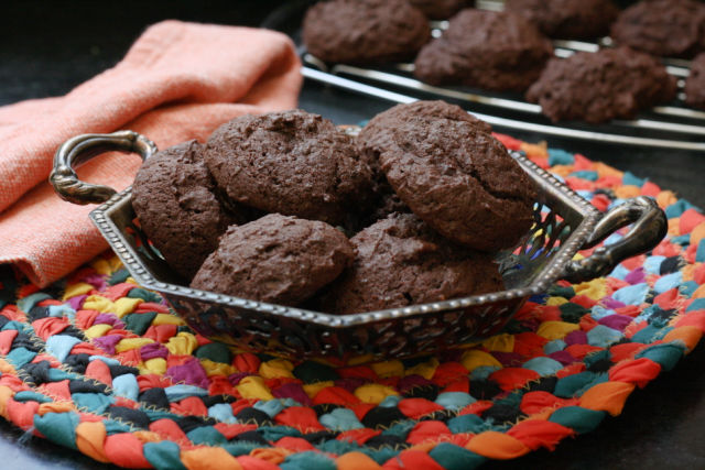 Biscuits sans gluten au chocolat dans une assiette