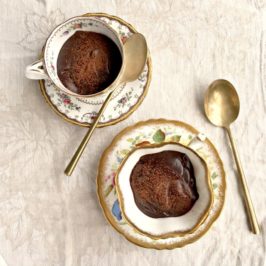 Deux Terrines de chocolat prêtes en 5 minutes dans une tasse